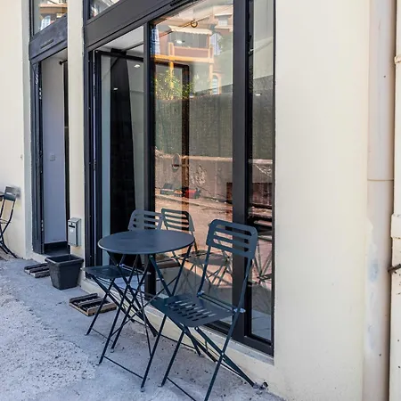 Modern A C 2br 8p -