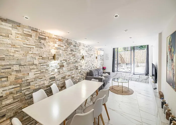 Modern A C 2br 8p - *