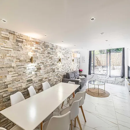 Modern A C 2br 8p - *